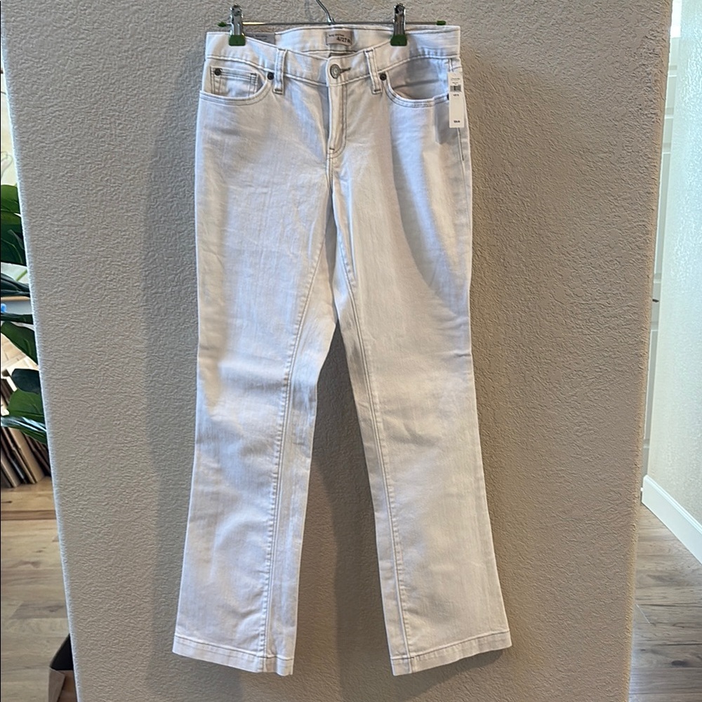 NWT- GAP - Women's White Jeans - size 4/27R